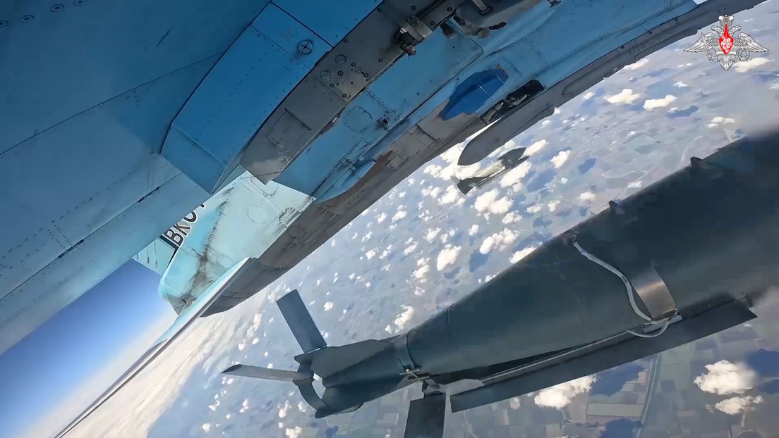 Un caza ruso destruye posiciones y tropas ucranianas con bombas FAB-500 (VIDEO)