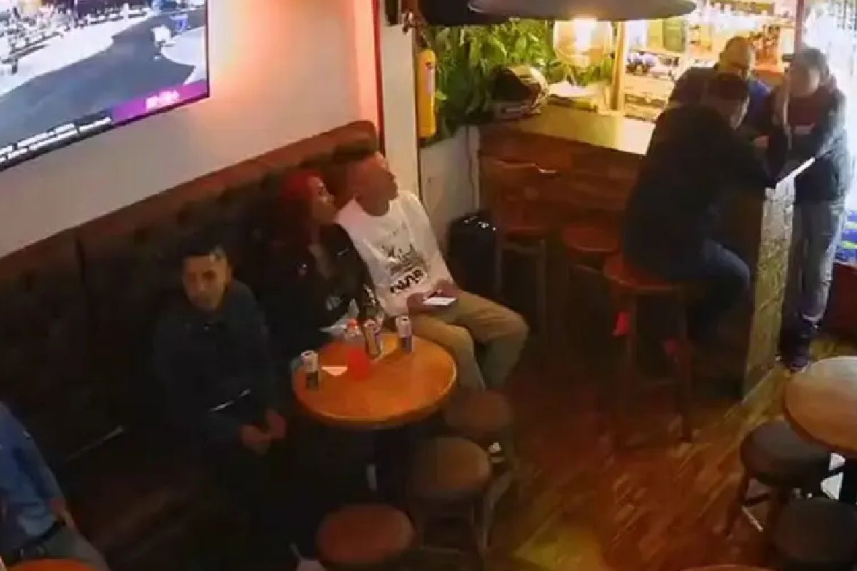 VIDEO: Hombre ejecutado en un bar mientras bebía