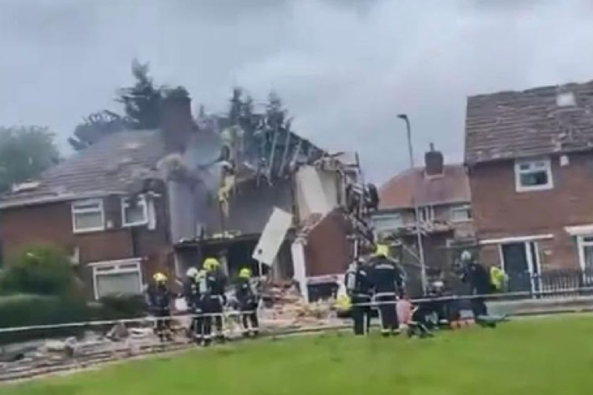 VIDEO: Casa explota de la nada y deja a una persona herida de gravedad