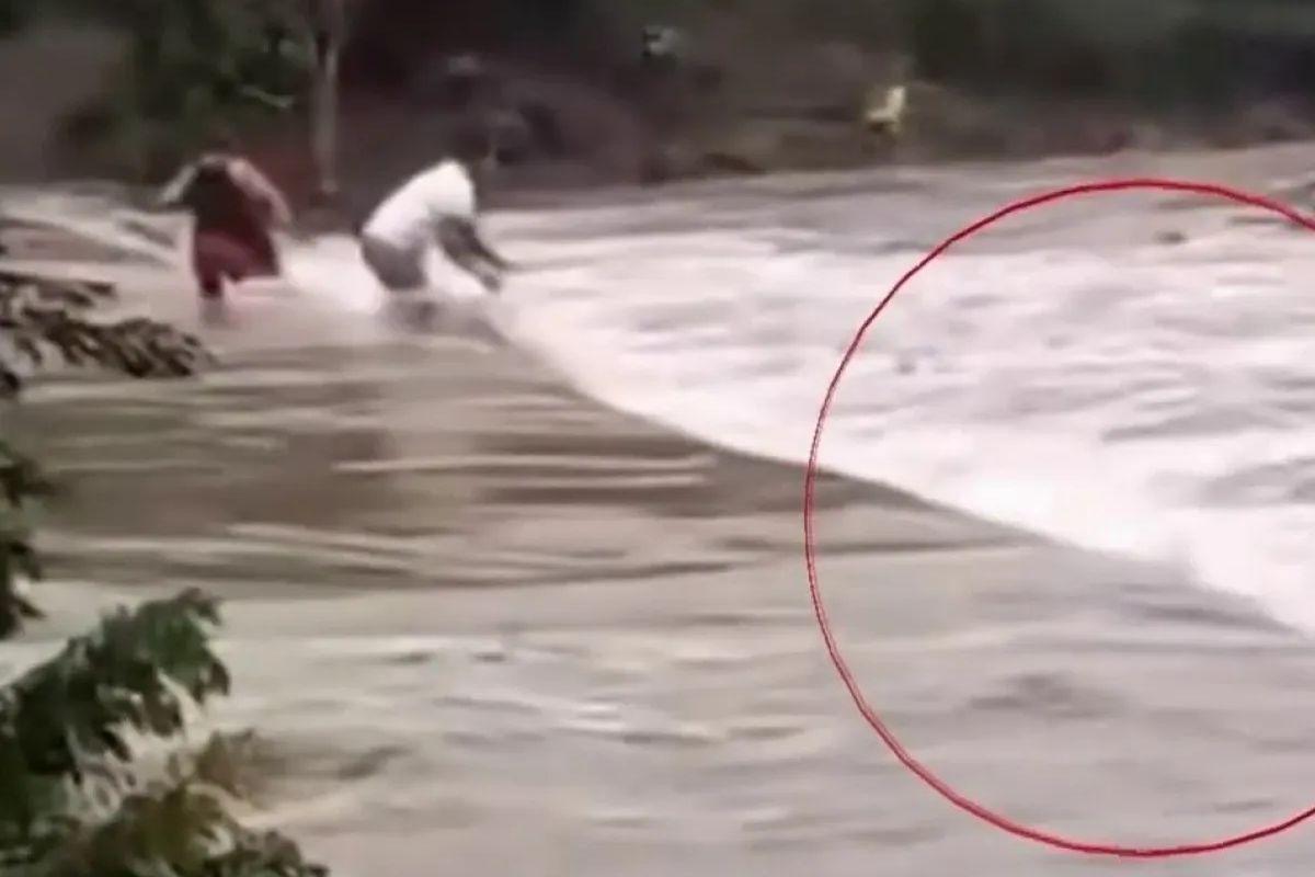 VIDEO: Tormenta Tropical Alberto arrastra a tres personas por un río