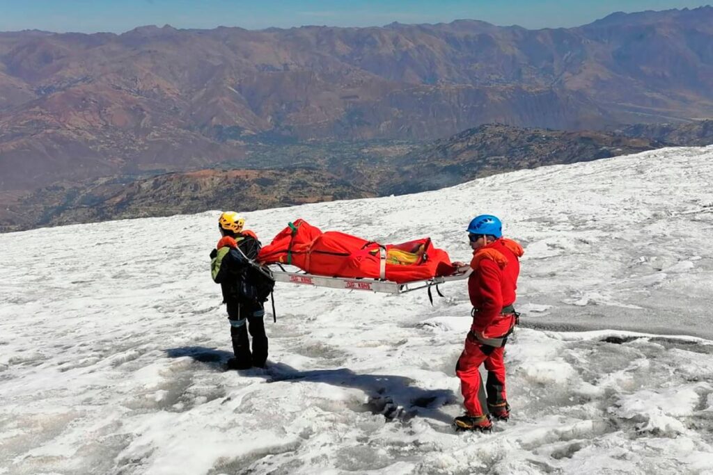 Rescatan cuerpo de montañista fallecido hace 22 años en Perú