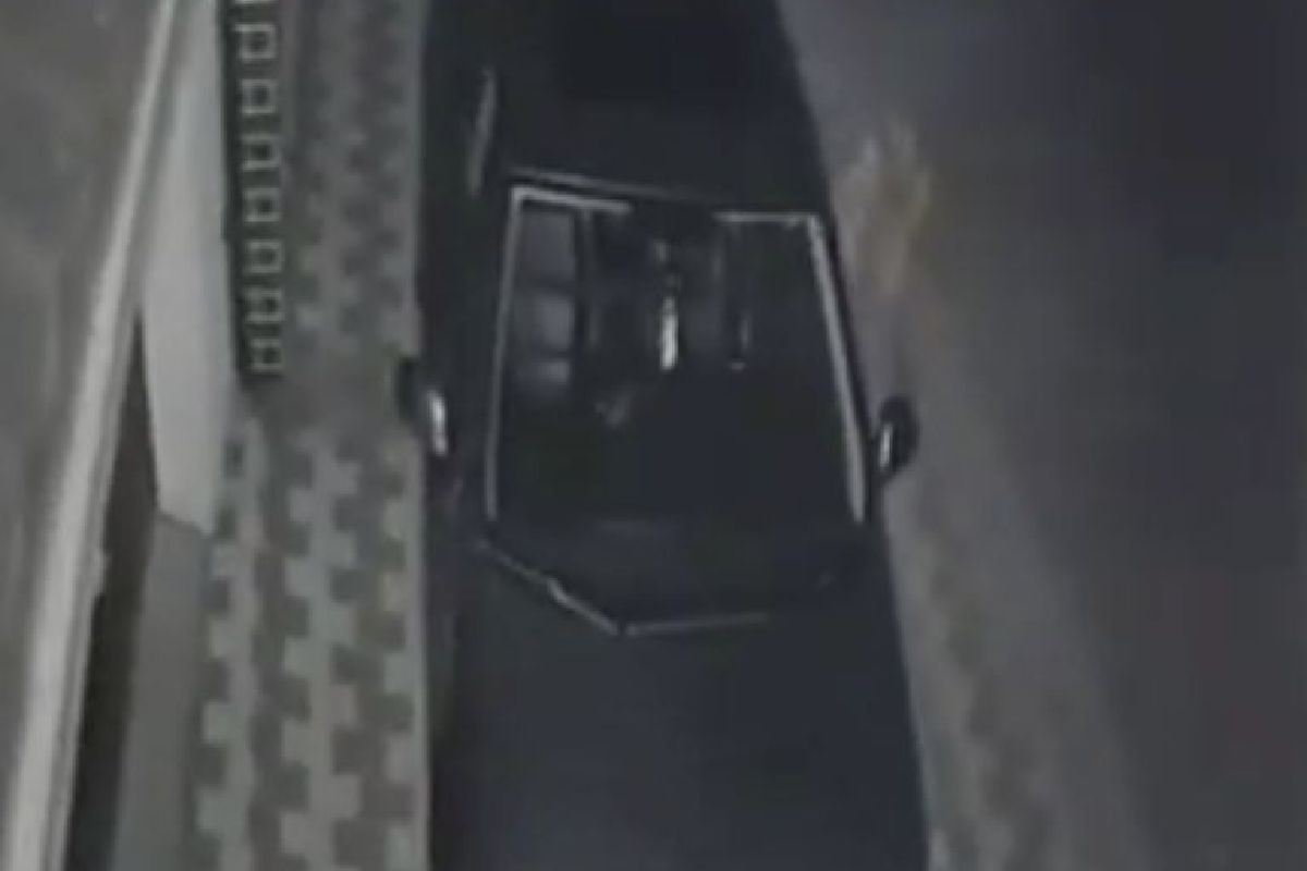 VIDEO: Captan presunto ente paranormal merodeando un auto