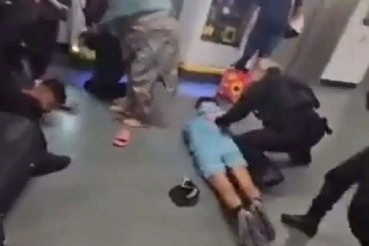VIDEO: Policía patea a musulmán en la cabeza en el Aeropuerto de Manchester