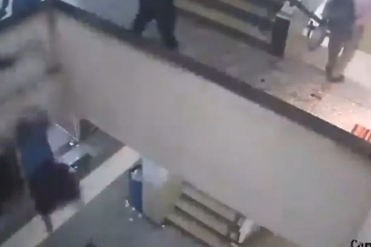 VIDEO: Mujer cae del tercer piso de un edificio al jugar con un amigo