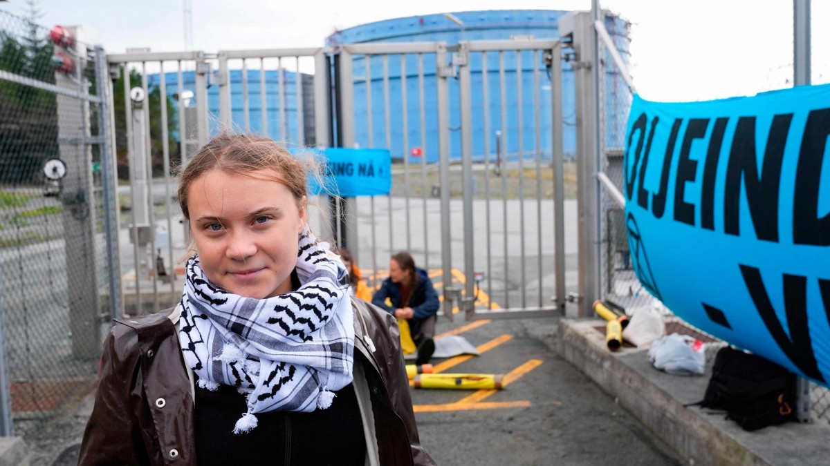 Greta Thunberg y otros activistas tratan de bloquear una planta de gas y petróleo en Noruega