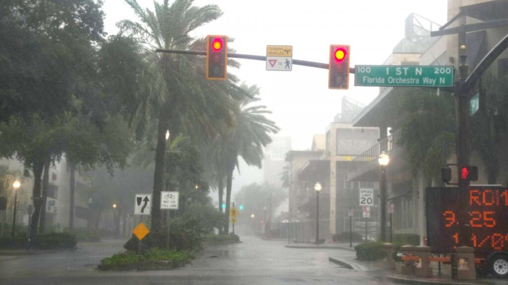 Emiten alerta de tornados para sectores de Florida a pocas horas de que toque tierra el huracán Milton