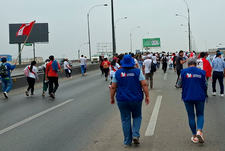 DEFENSORÍA DEL PUEBLO DE LIMA NORTE SUPERVISA EL DESPLAZAMIENTO DE MANIFESTANTES DURANTE EL PARO NACIONAL