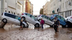 «No tengo ni dónde dormir»: El duro relato españoles afectados por inundaciones que han dejado más de 200 fallecidos