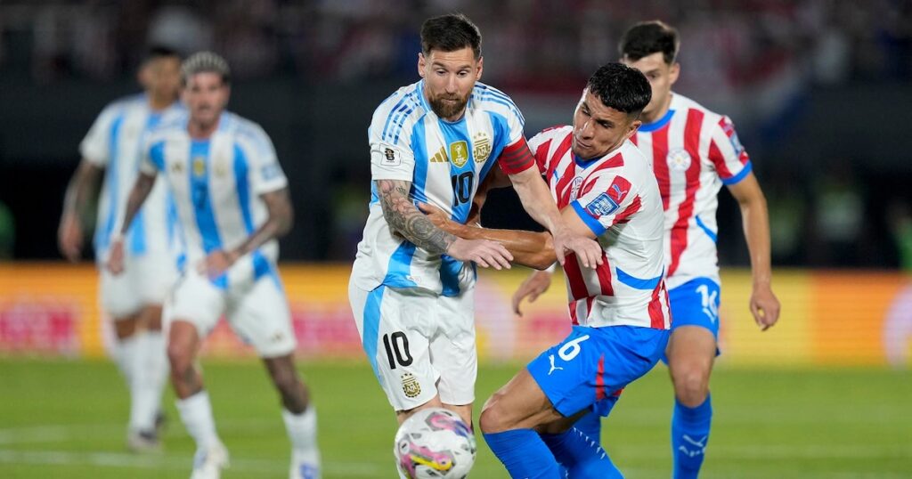 Con Messi y el regreso de Dibu Martínez, Argentina pierde contra Paraguay, pero sigue en la cima de las Eliminatorias