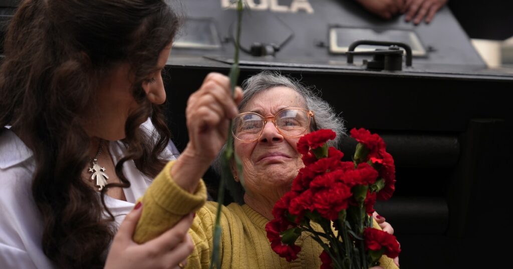 Celeste Caeiro, la mujer que con sus claveles dio el nombre a la Revolución en Portugal, murió a los 91 años