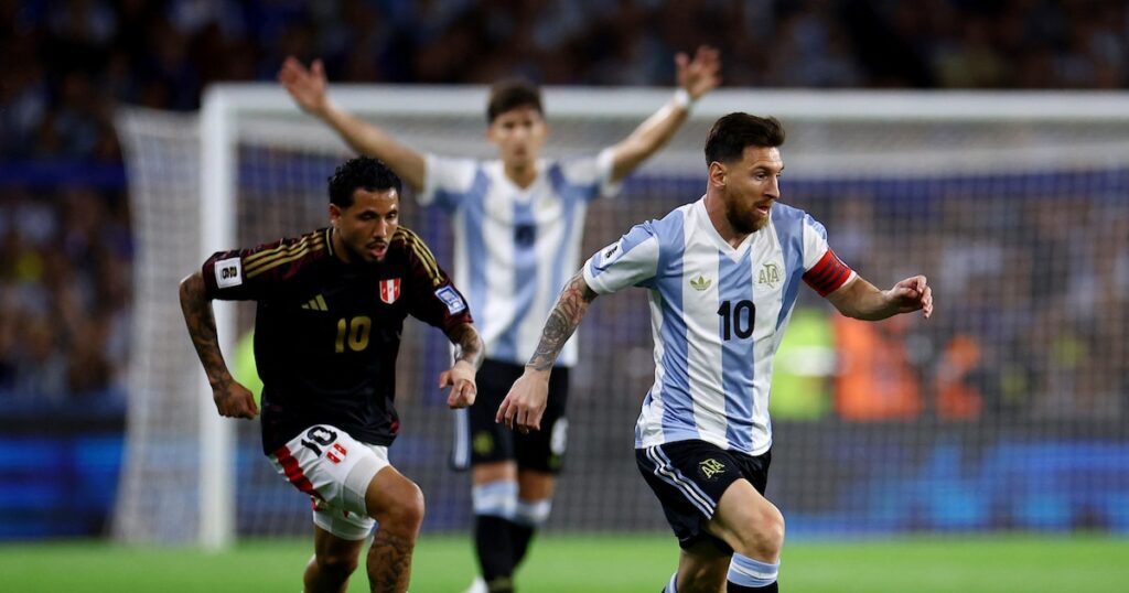 Con Messi y un debut absoluto como titular, la selección argentina empata con Perú en La Bombonera