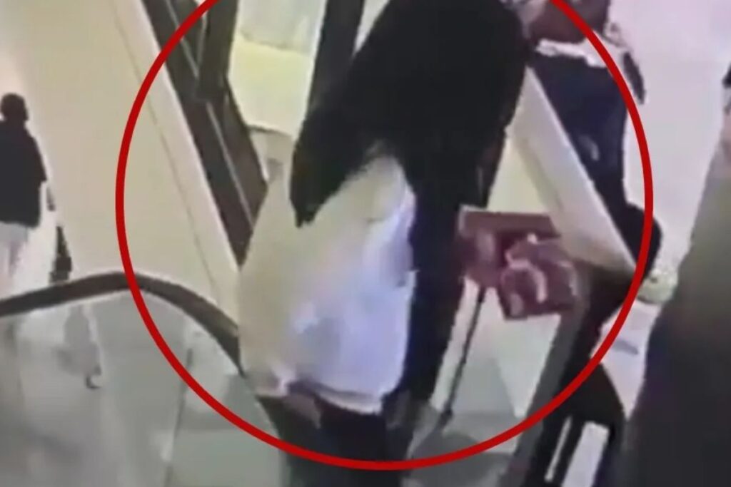 VIDEO: Mujer muere al recargarse en escaleras eléctricas 