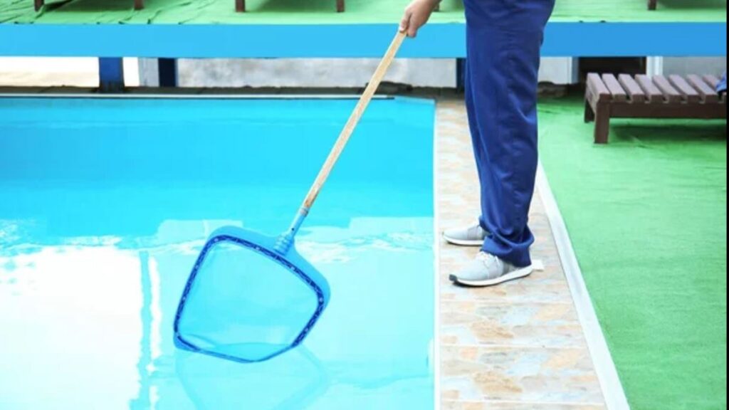 Hombre con tobillera electrónica murió electrocutado mientras limpiaba su piscina: Cumplía arresto domiciliario