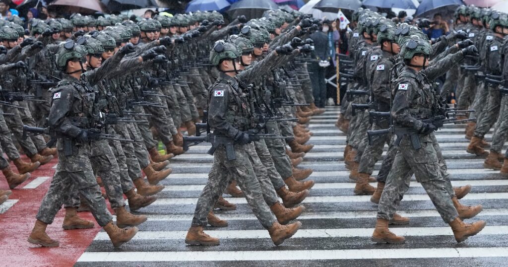 Corea del Sur puso a sus tropas en alerta ante potenciales amenazas militares norcoreanas en medio de la crisis política