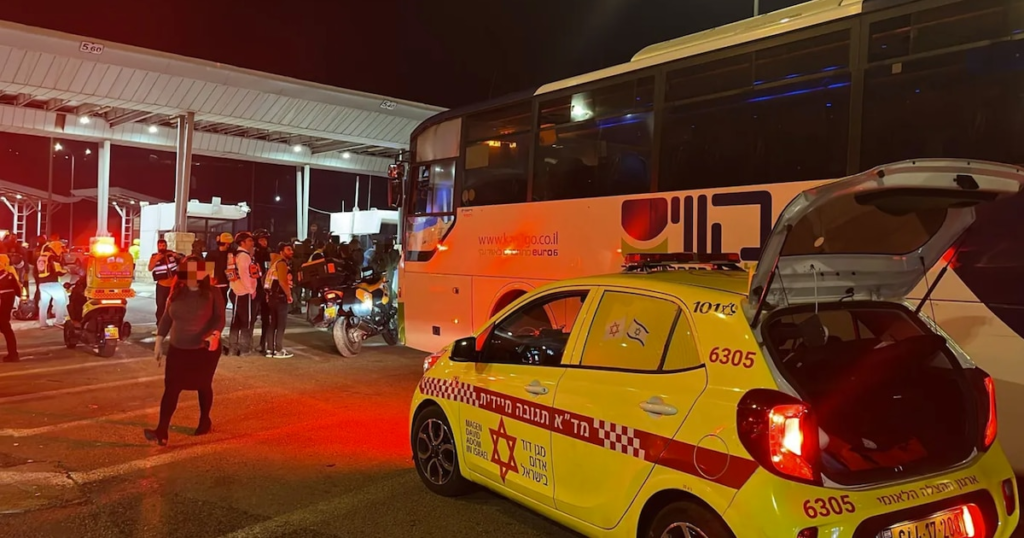 Un niño muerto y otras tres personas heridas por un ataque terrorista contra un autobús civil cerca de Jerusalén