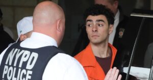 Luigi Mangione acepta la extradición a Nueva York, donde enfrentará cargos por homicidio y terrorismo