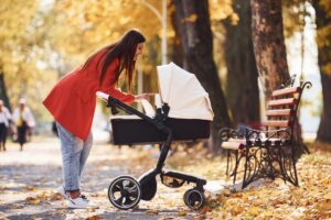 ¿Cómo cuidar a un bebé durante un traslado por la calle?