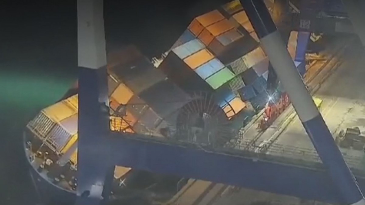 Tripulantes se lanzaron al mar: Video muestra volcamiento de barco con containers en su interior