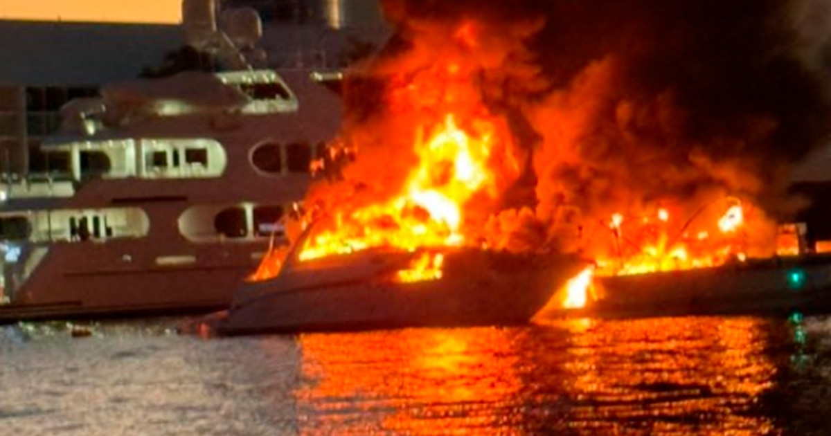 El momento de la explosión de un bote atracado en un muelle de Fort Lauderdale que dejó un muerto y cinco heridos