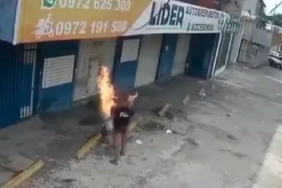 VIDEO: Mujer prende fuego a su pareja tras discusión