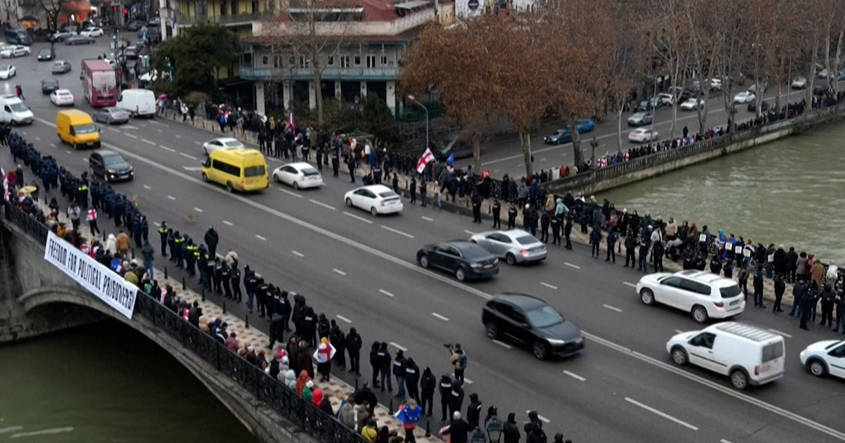 Miles de georgianos formaron una cadena humana para exigir la integración a la Unión Europea