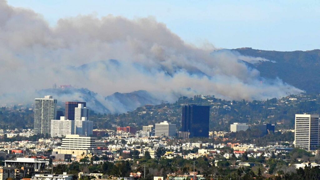 Incendios en California: Se reportan cinco fallecidos, varios heridos y más de mil viviendas destruidas