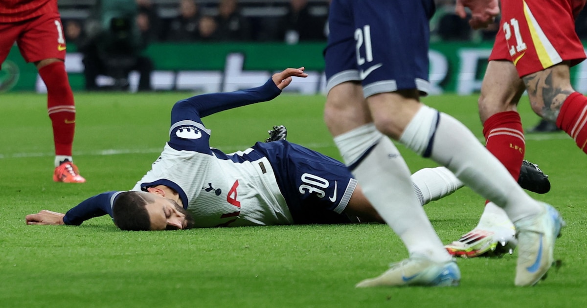 Conmoción en Inglaterra: Rodrigo Bentancur se desplomó en el partido entre el Tottenham y el Liverpool y fue retirado en camilla