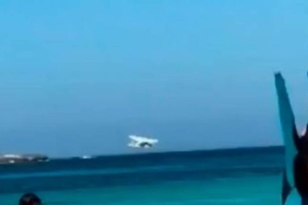 VIDEO: Hidroavión se estrella en el mar, hay al menos tres fallecidos