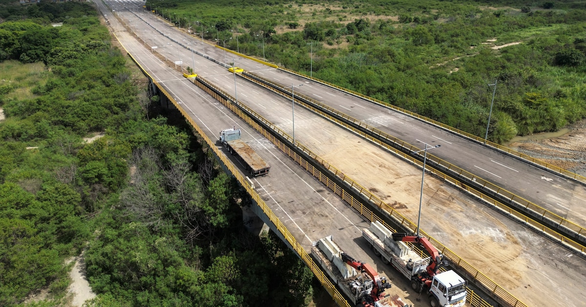 La dictadura de Nicolás Maduro cerró la frontera con Colombia y suspendió los vuelos entre ambos países por una supuesta “conspiración internacional”