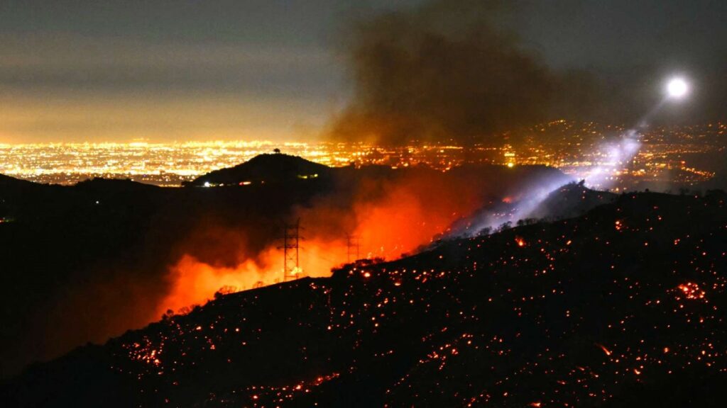 Suben a 24 los muertos por incendios en California mientras crece preocupación por fuertes vientos