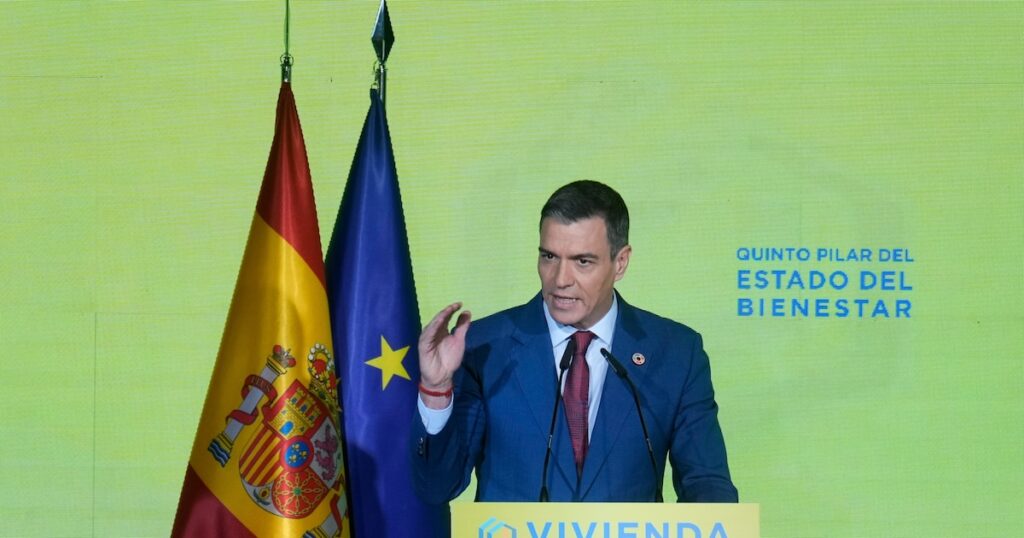 Pedro Sánchez anuncia la transferencia de más de 3.300 casas a la empresa pública de vivienda y limitará la compra de inmuebles a los extranjeros no residentes