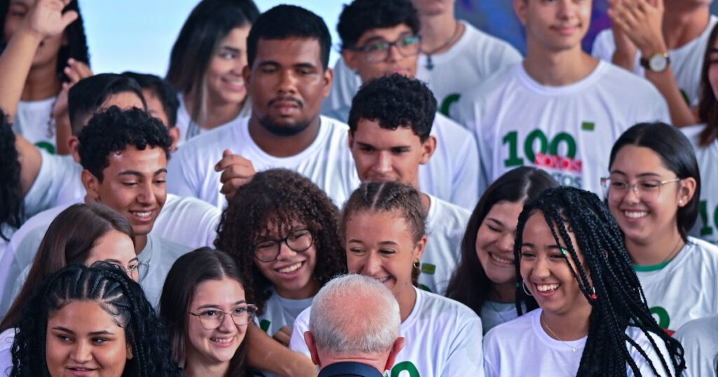 Lula sancionó una ley que prohíbe el uso de celulares en las escuelas de Brasil