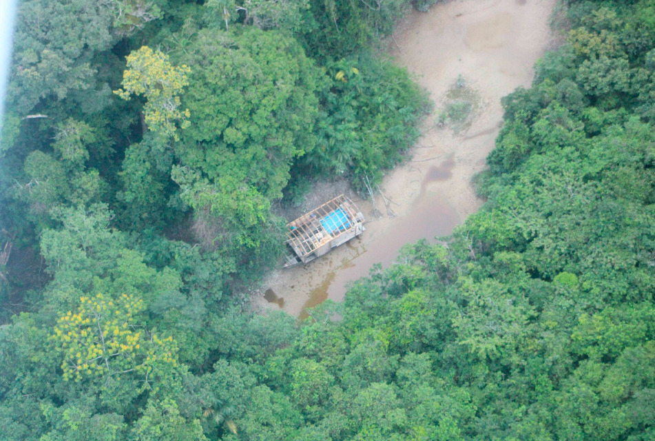 MINEROS ILEGALES DE ECUADOR CONSTRUYEN CARRETERA CLANDESTINA PARA INGRESAR AL PERÚ