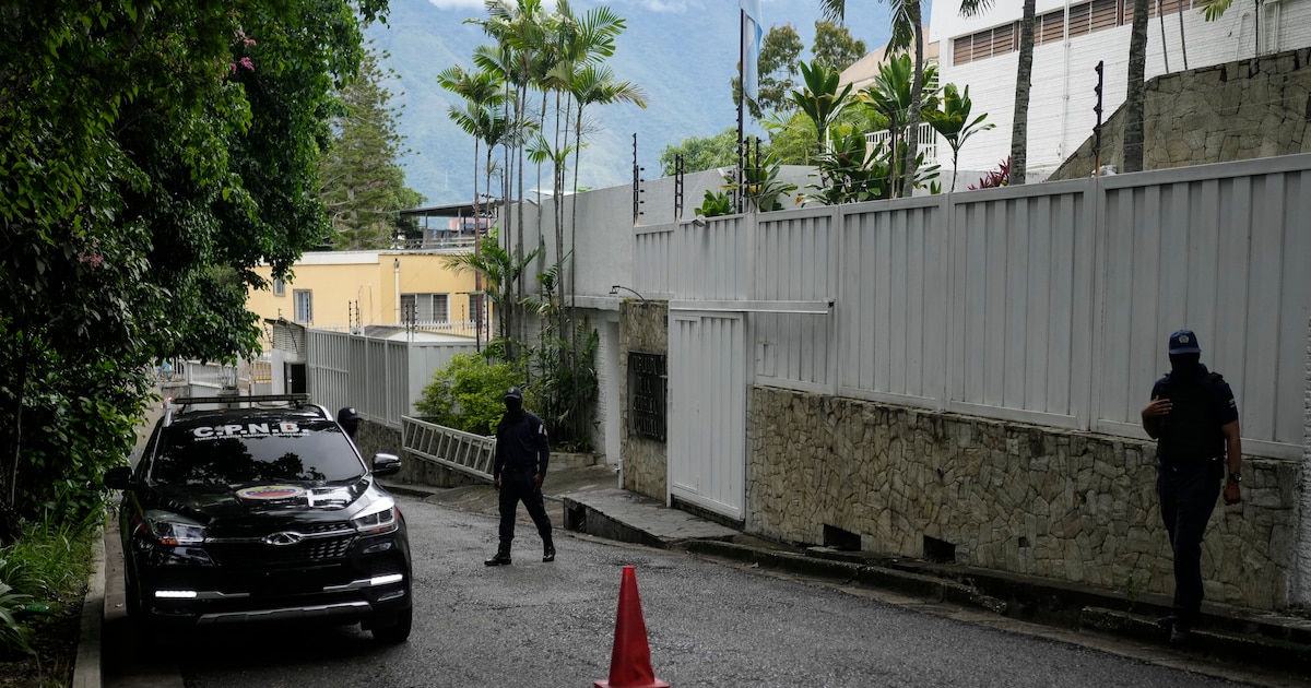 El régimen de Maduro intensificó el asedio contra los opositores asilados en la embajada argentina en Caracas