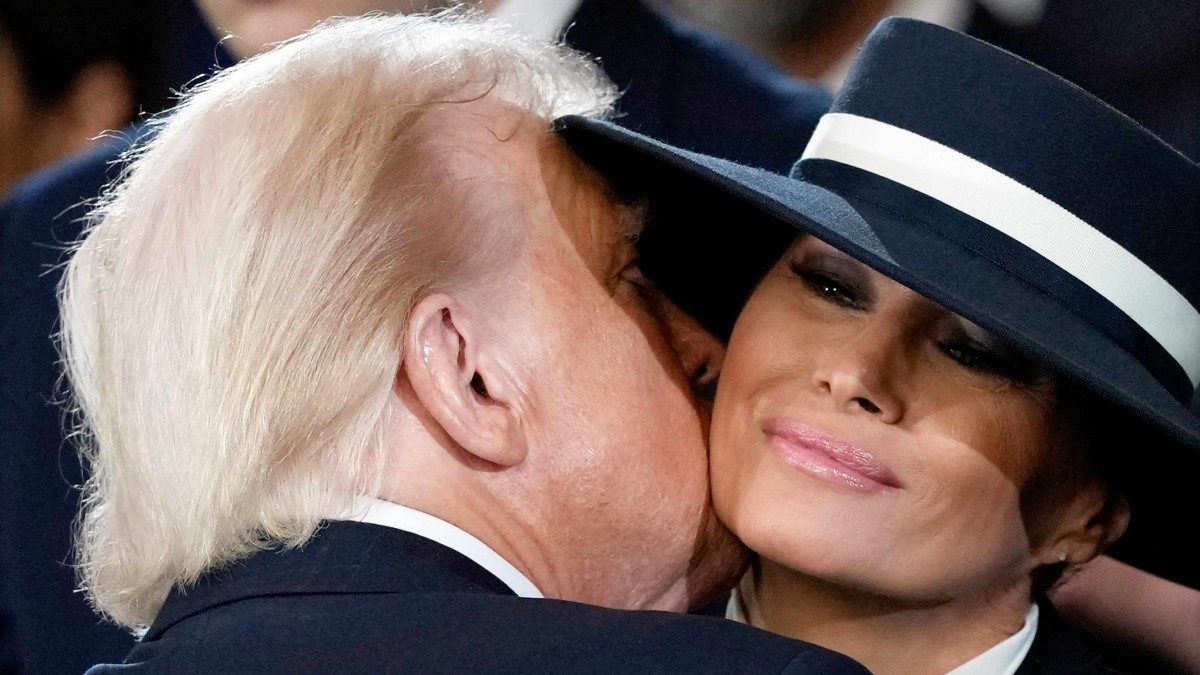 El comentado sombrero «antibeso» de Melania Trump: Fue creado por expareja de Di Mondo