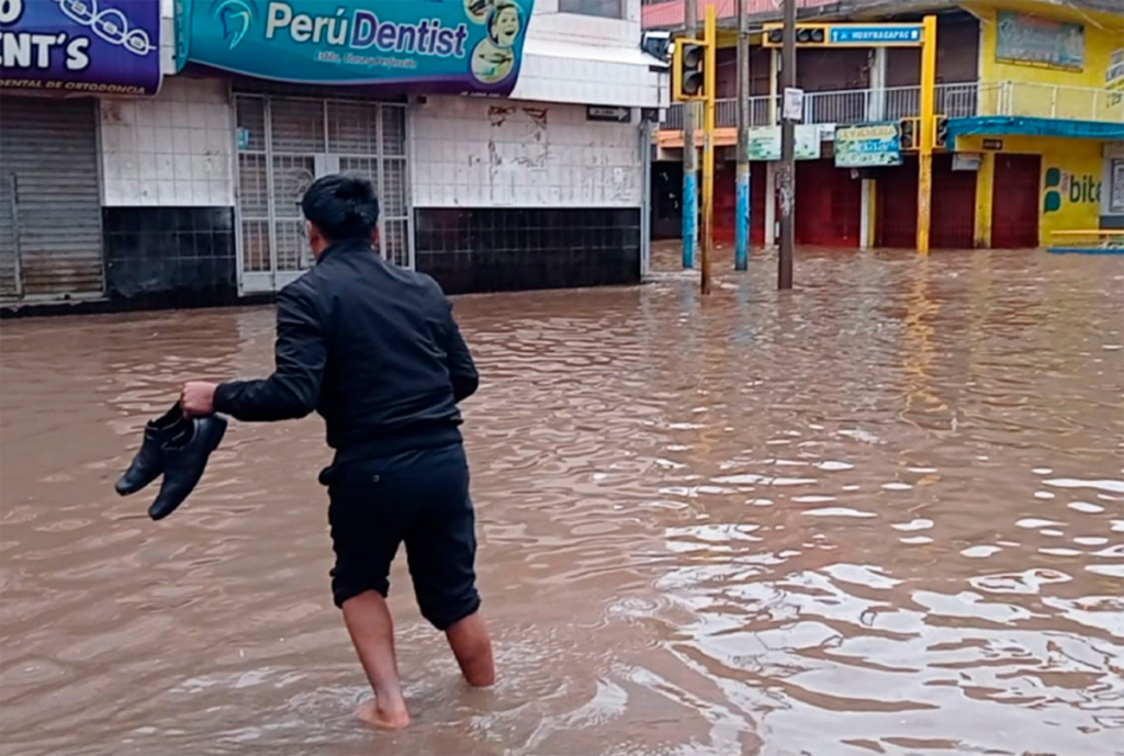 ¡EMERGENCIA EN PUNO! LLUVIA INTENSA PROVOCA GRAVES INUNDACIONES EN LA CIUDAD DE JULIACA