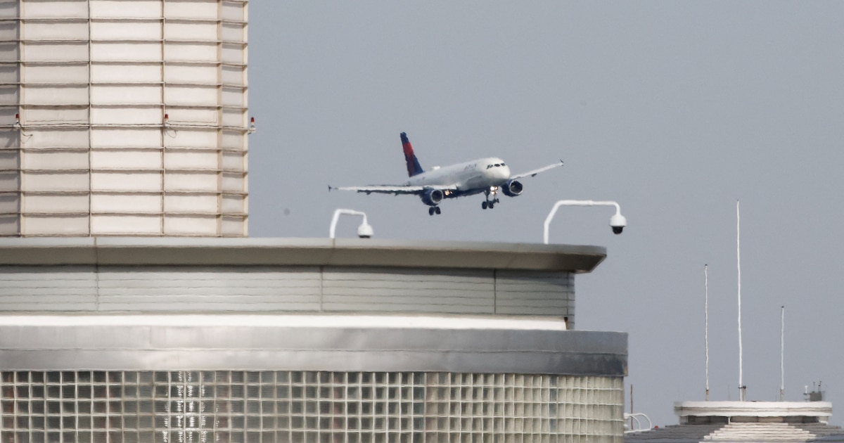 Faltaba personal en la torre de control del aeropuerto de Washington D.C. durante accidente aéreo: reporte