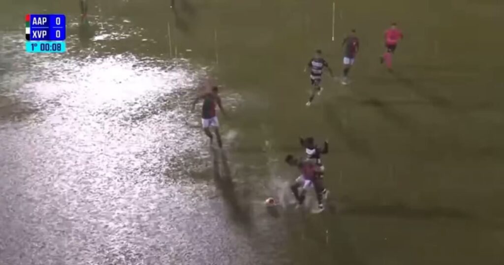 El partido en el fútbol brasileño que duró apenas dos minutos por una lluvia torrencial: las increíbles imágenes