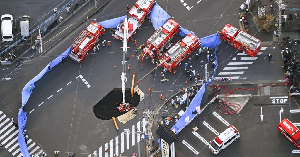 Se hundió una calle en Japón: un camionero quedó atrapado hace 4 días y la grieta sigue creciendo