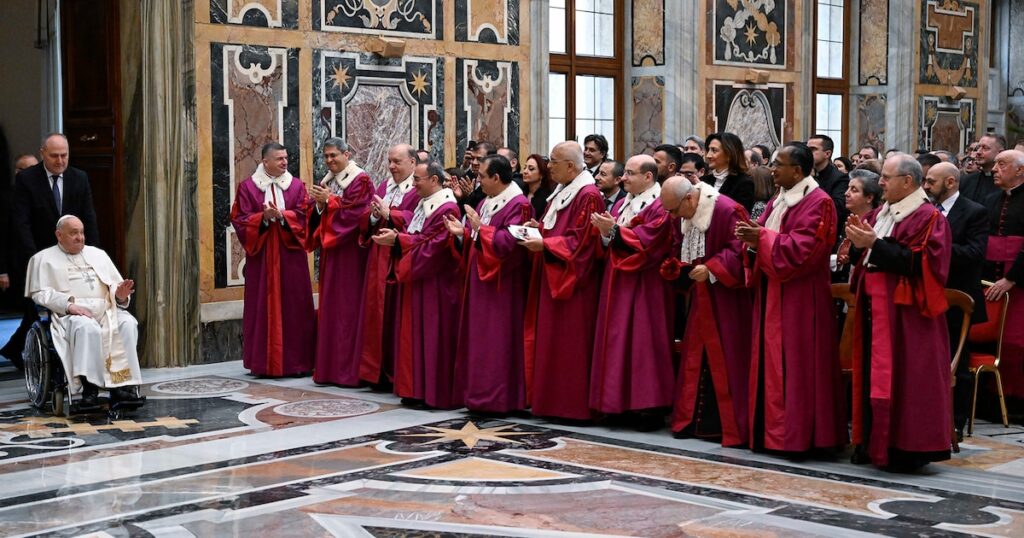 El papa Francisco pidió simplificar los procesos de nulidad matrimonial y “discernir los casos con caridad”