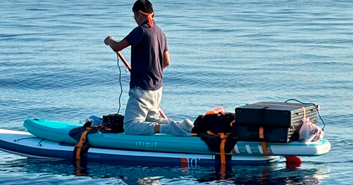 El momento en que un migrante fue interceptado tratando de ingresar a EEUU en un barco improvisado