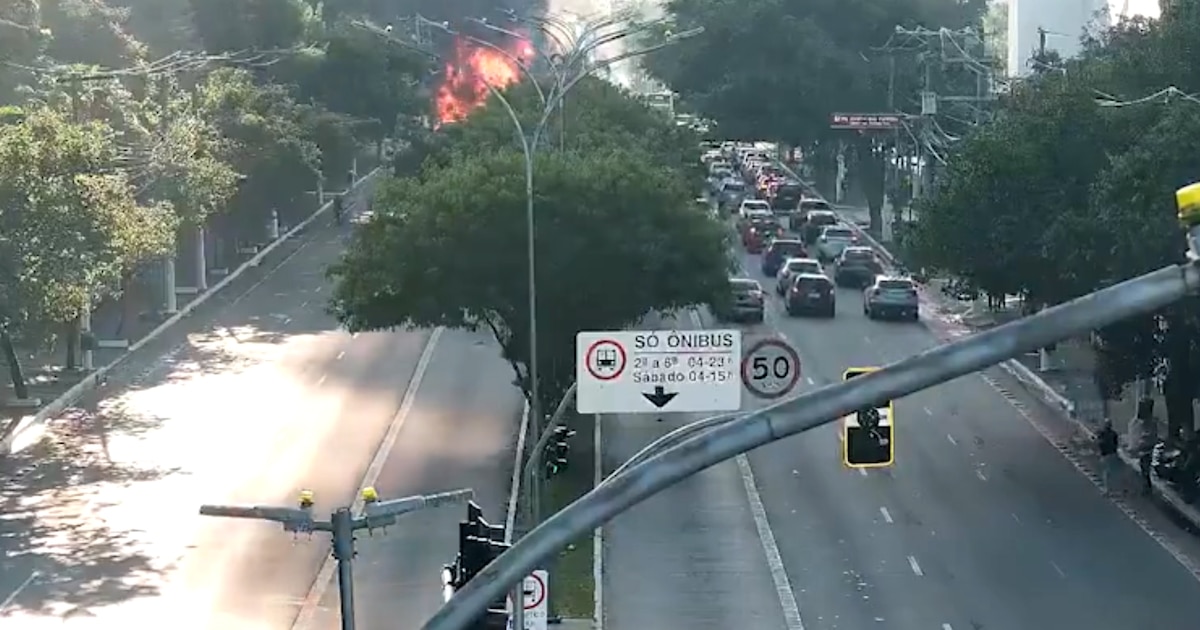 El momento en que se estrelló el avión sobre un avenida de San Pablo