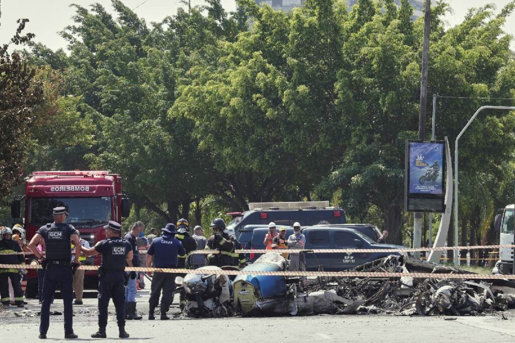 VIDEO: Avioneta cae en avenida de Brasil