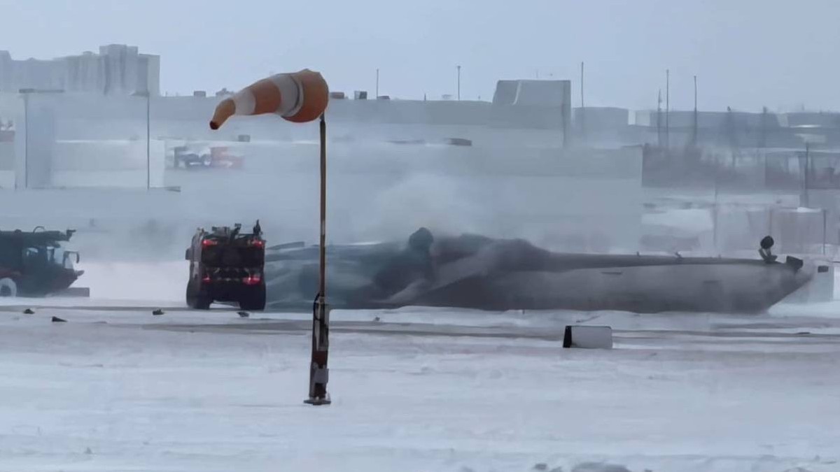 Avión queda totalmente volcado tras grave accidente en el aeropuerto de Toronto: Se reportan al menos ocho heridos