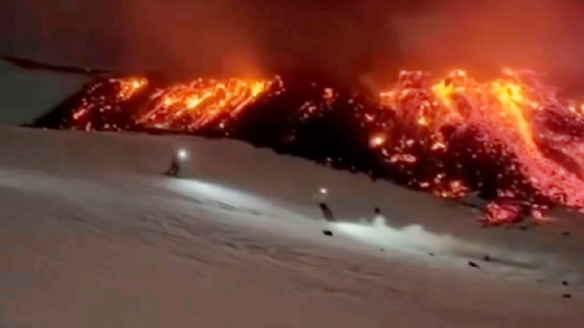 Impactante video muestra a personas esquiando junto a lava del volcán Etna