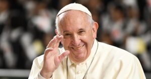 El Vaticano informó que el papa Francisco continúa con evolución favorable tras su hospitalización por neumonía