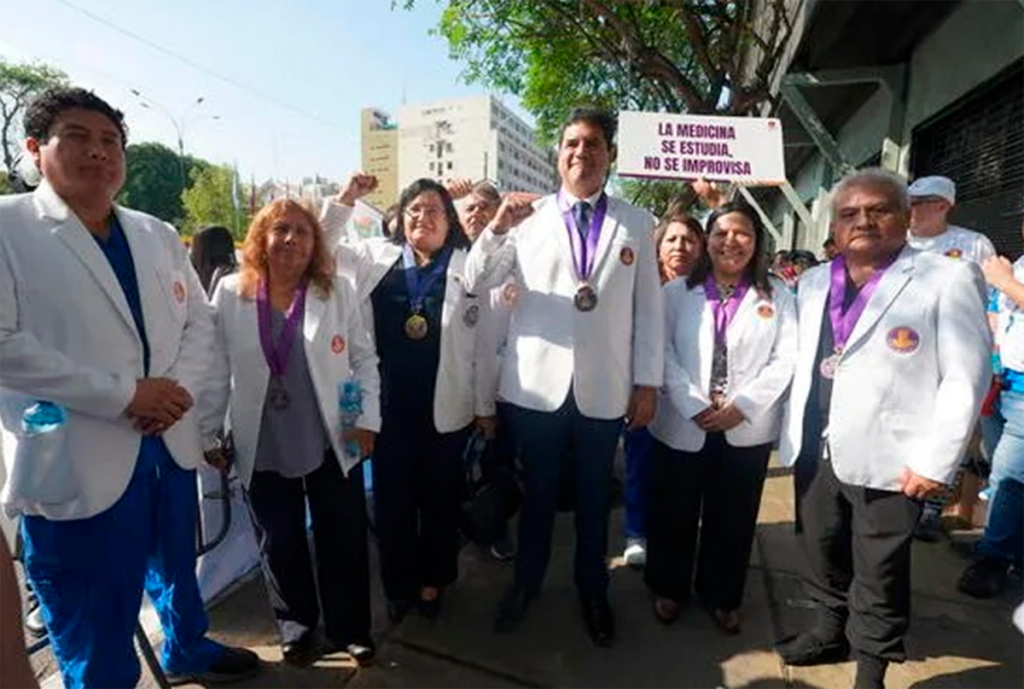 MÉDICOS BUSCA INFLUENCIA POLÍTICA PARA DEROGAR LEY DE ODONTÓLOGOS