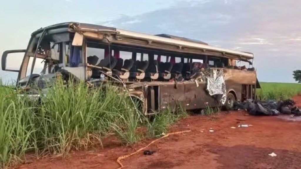 Tragedia en Brasil: 12 estudiantes universitarios mueren y 21 personas resultan lesionadas en accidente de bus