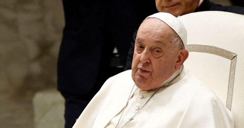 El Vaticano informó que el papa Francisco sufrió una crisis respiratoria asmática y sigue en estado “crítico”