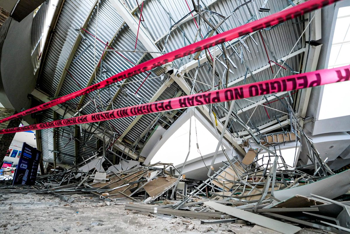 Colapsa techo de una plaza comercial en Perú; suman 8 muertos